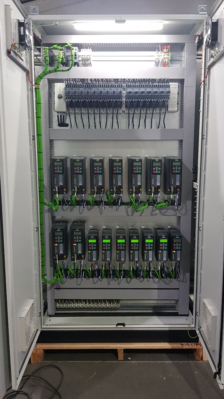 Painel com inversores de frequência instalados