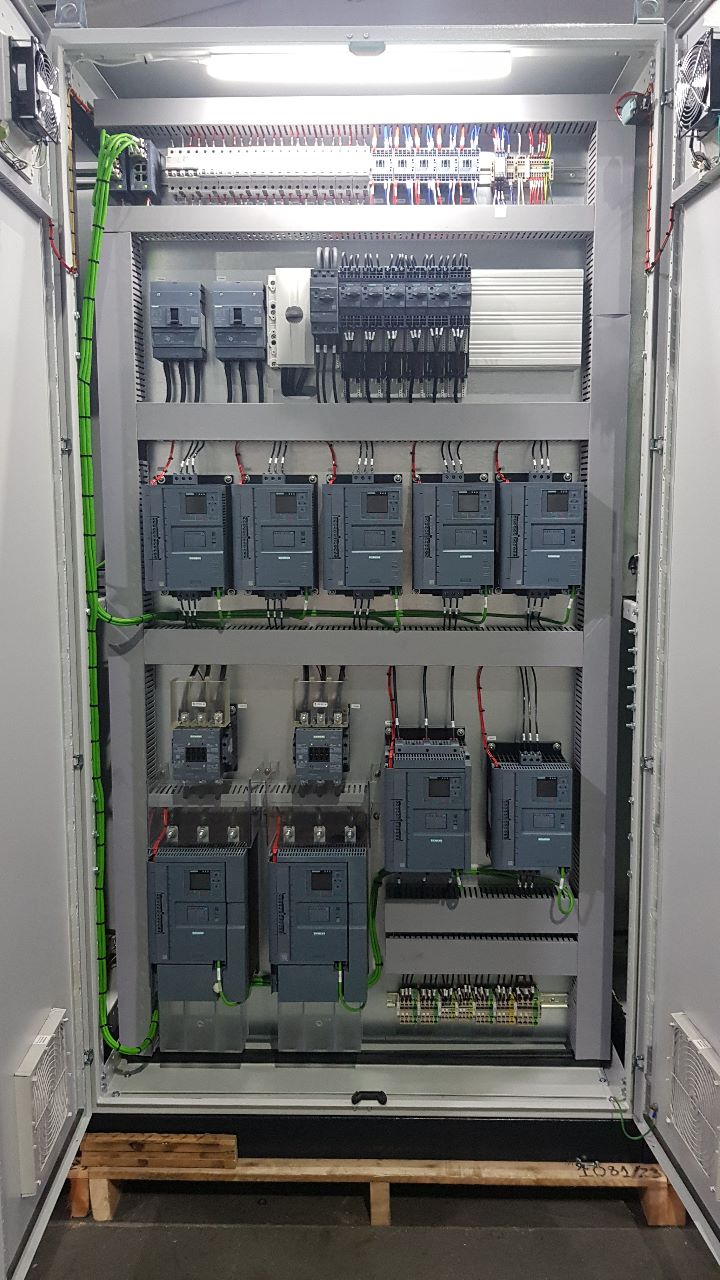 Fileira de painéis elétricos industriais