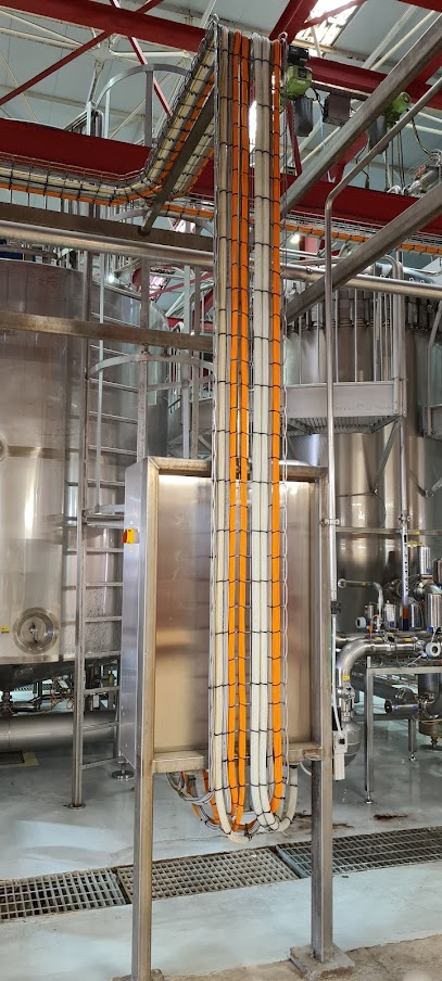 Grande conjunto de painéis elétricos em galpão industrial